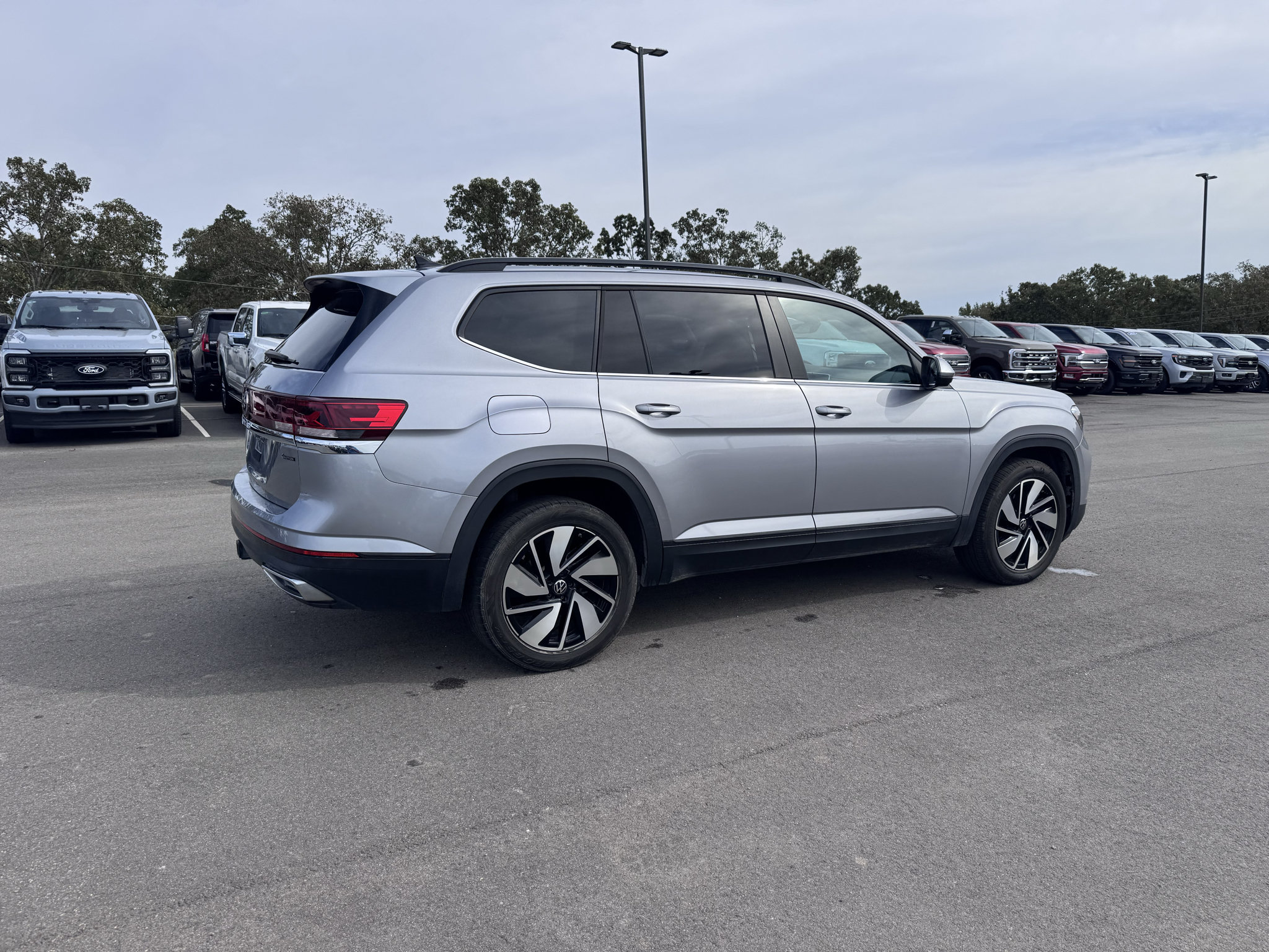 Used 2024 Volkswagen Atlas SE AWD/4WD image 11