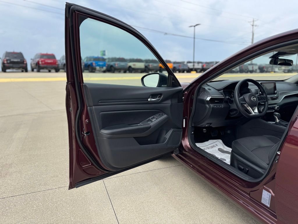 Used 2025 Nissan Altima 2.5 SV FWD image 10