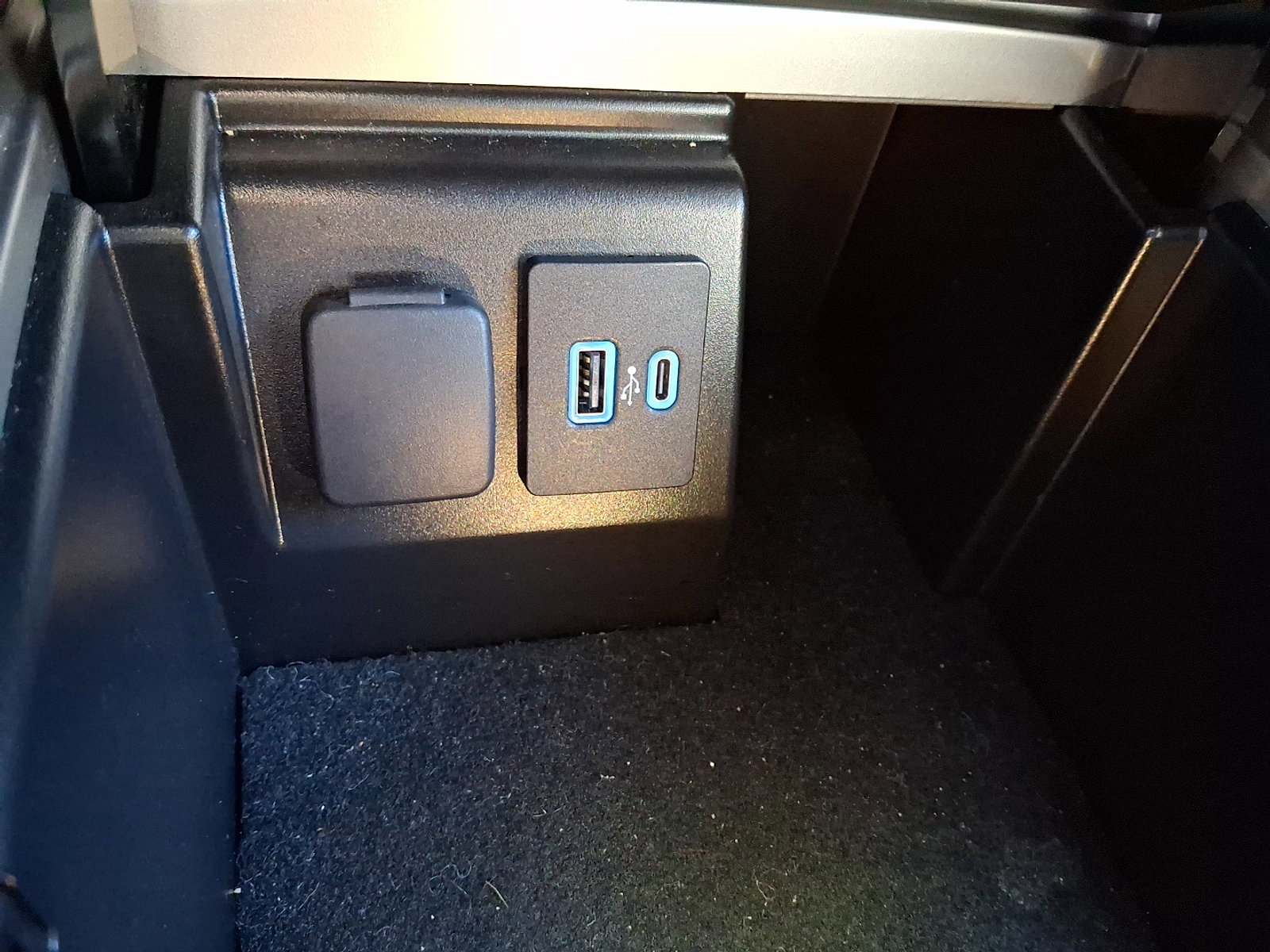 Certified 2022 Ford Explorer XLT w/ Equipment Group 202A image 26