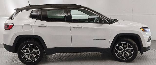 Used 2025 Jeep Compass Limited AWD/4WD image 2
