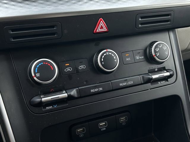 Used 2022 Kia Carnival LX image 21