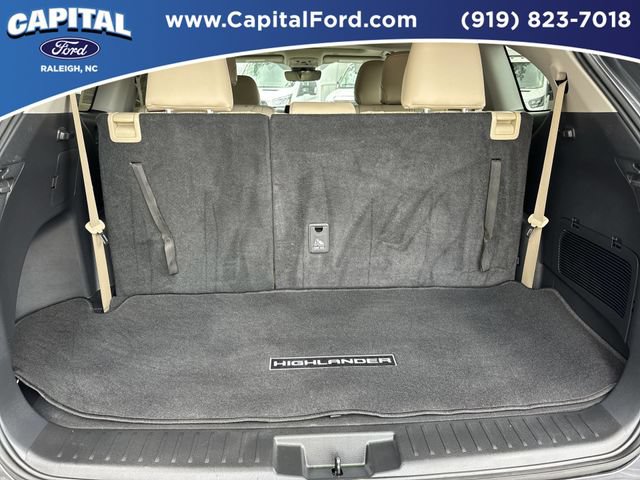 Used 2024 Toyota Highlander XLE AWD/4WD image 16