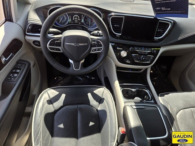 Used 2023 Chrysler Pacifica Limited w/ Uconnect Theater Family Group AWD/4WD image 14