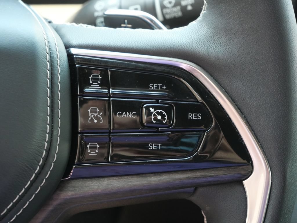 Used 2023 Jeep Grand Cherokee Overland w/ Luxury Tech Group IV AWD/4WD image 28