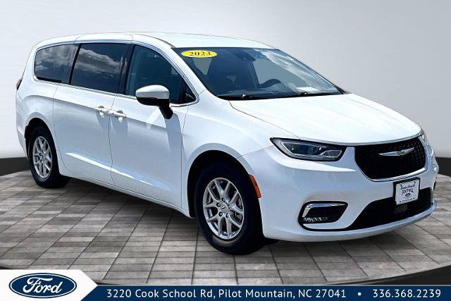 Used 2023 Chrysler Pacifica Touring-L FWD image 1