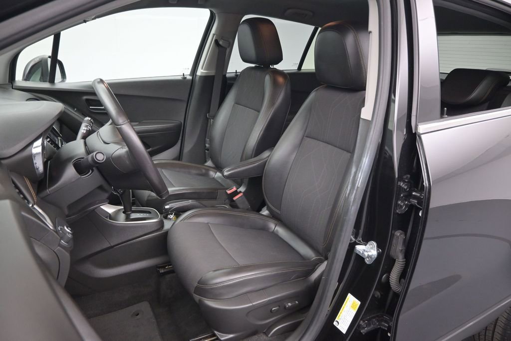 Used 2020 Chevrolet Trax LT w/ LT Convenience Package AWD/4WD image 16