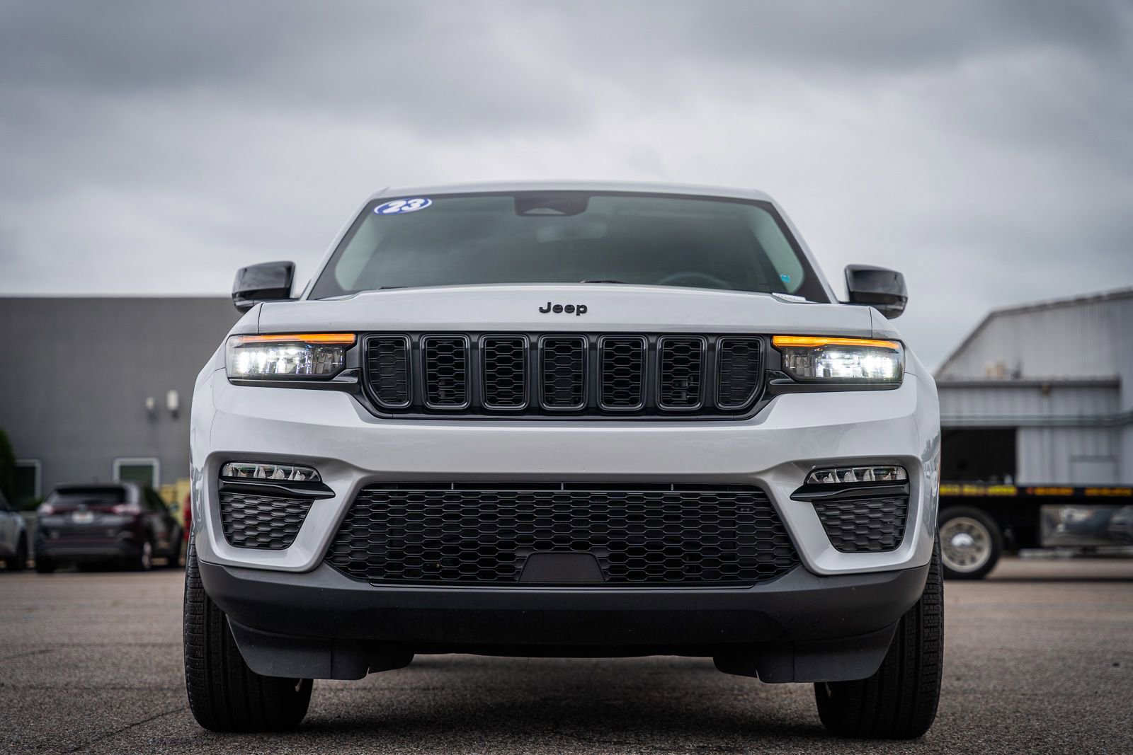 Used 2023 Jeep Grand Cherokee Limited w/ Black Appearance Package AWD/4WD video 2