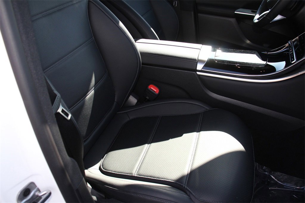 Used 2025 Mercedes-Benz GLC 300 4MATIC image 28