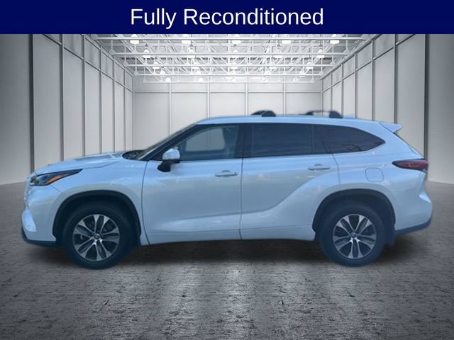Used 2022 Toyota Highlander XLE AWD/4WD image 3