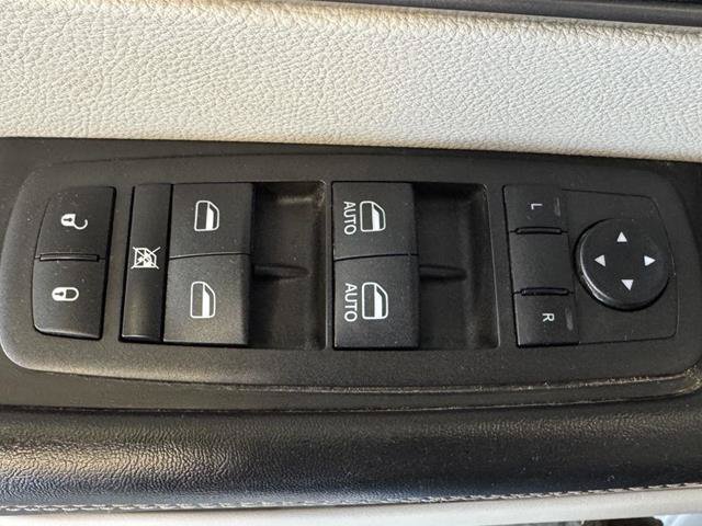 Used 2022 Chrysler Pacifica Touring-L AWD/4WD image 32