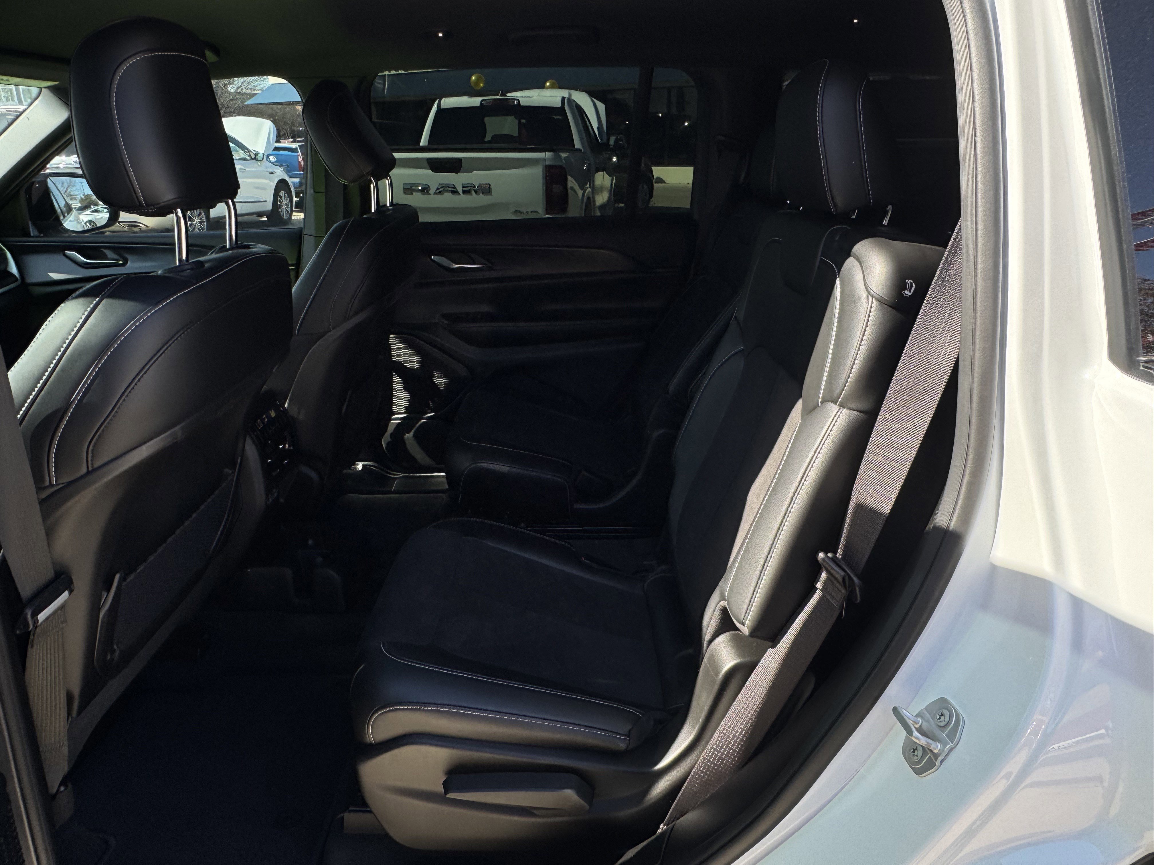 Used 2025 Jeep Grand Cherokee L Laredo image 14