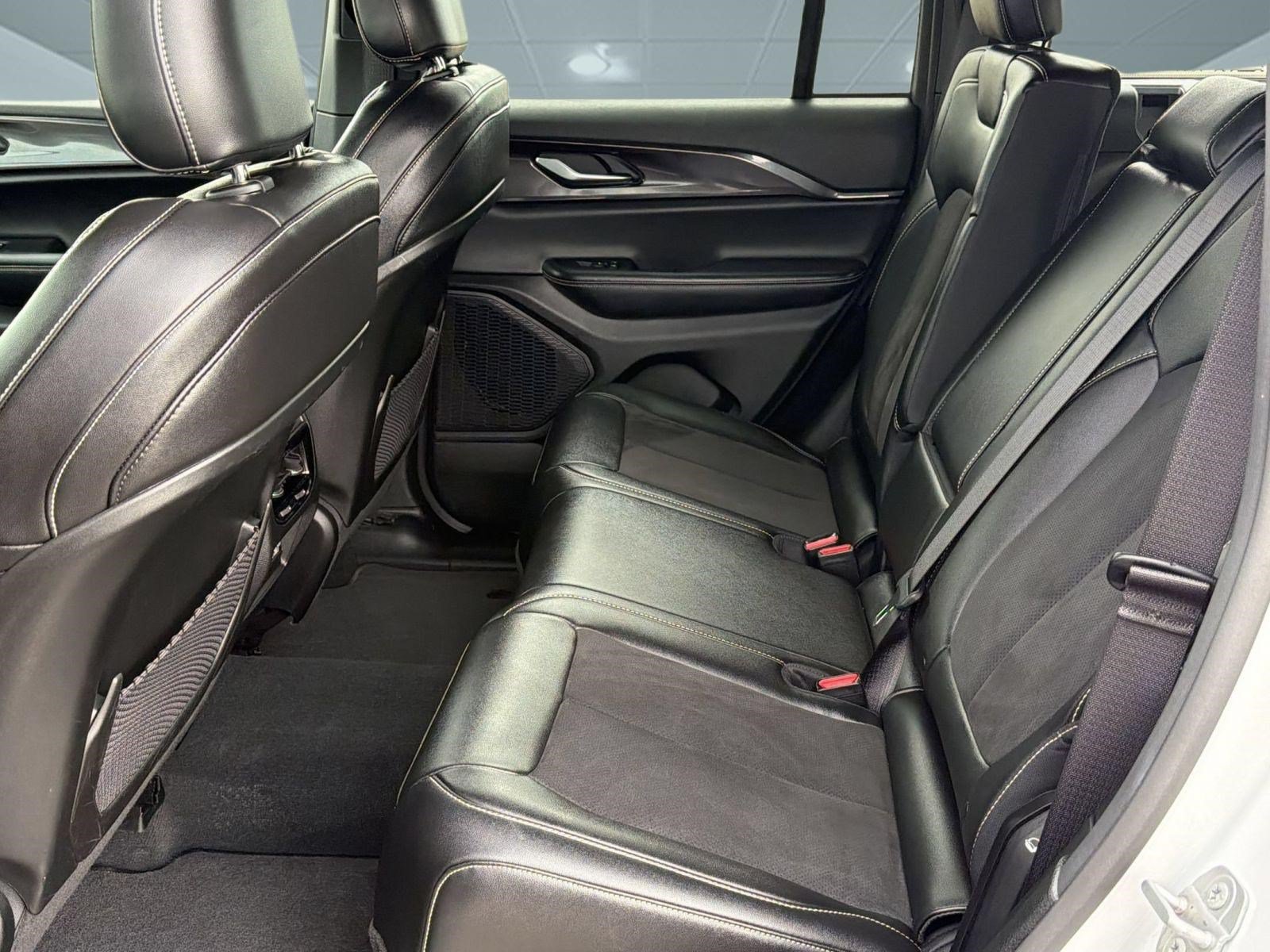 Used 2023 Jeep Grand Cherokee Altitude RWD image 21