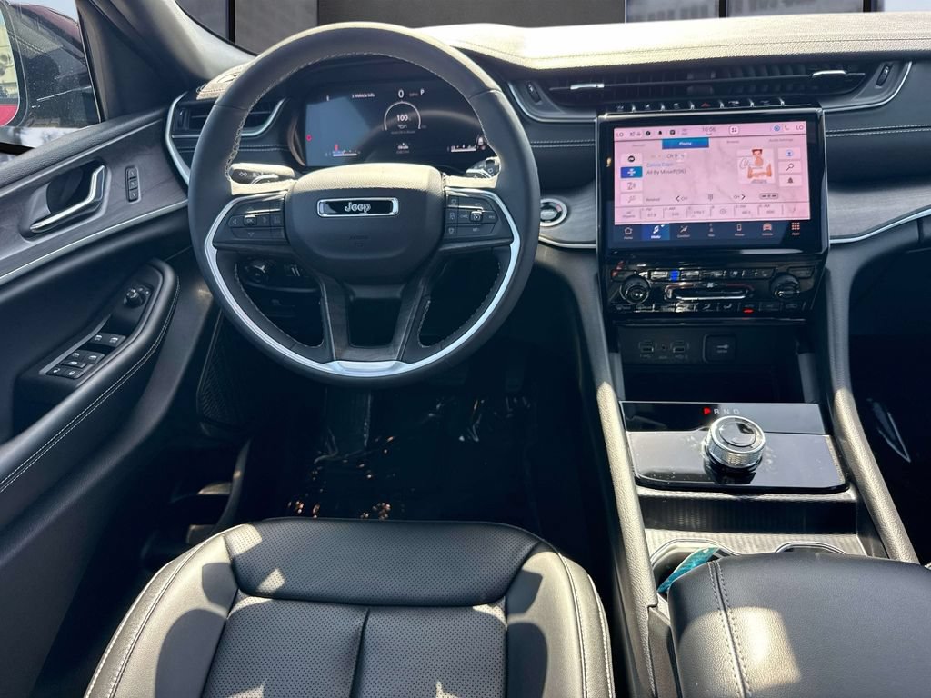 Used 2025 Jeep Grand Cherokee Limited w/ Luxury Tech Group II RWD image 18