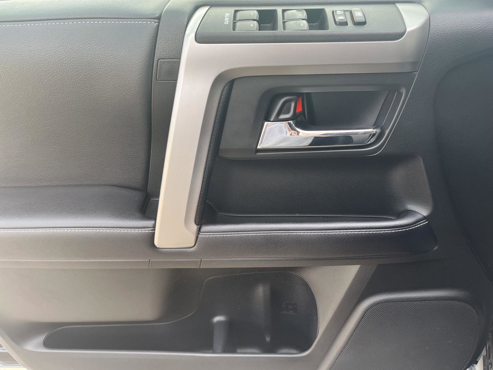 Used 2018 Toyota 4Runner SR5 AWD/4WD image 10