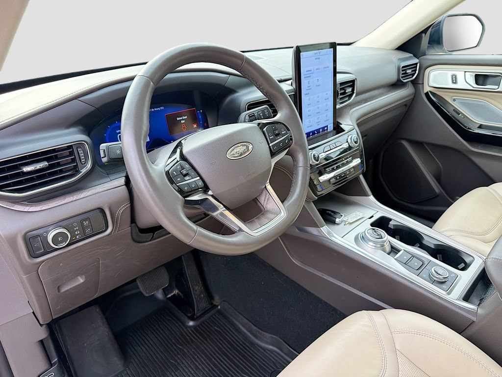 Certified 2023 Ford Explorer Platinum w/ Technology Package AWD/4WD image 9
