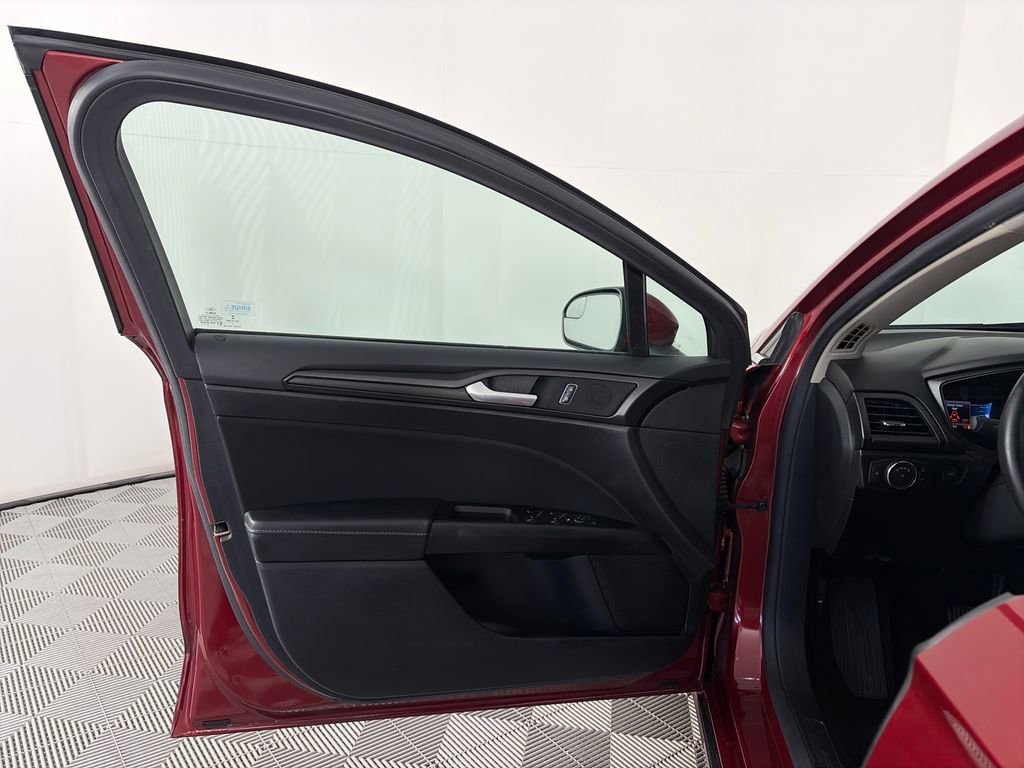 Certified 2018 Ford Fusion SE w/ Equipment Group 201A FWD image 10