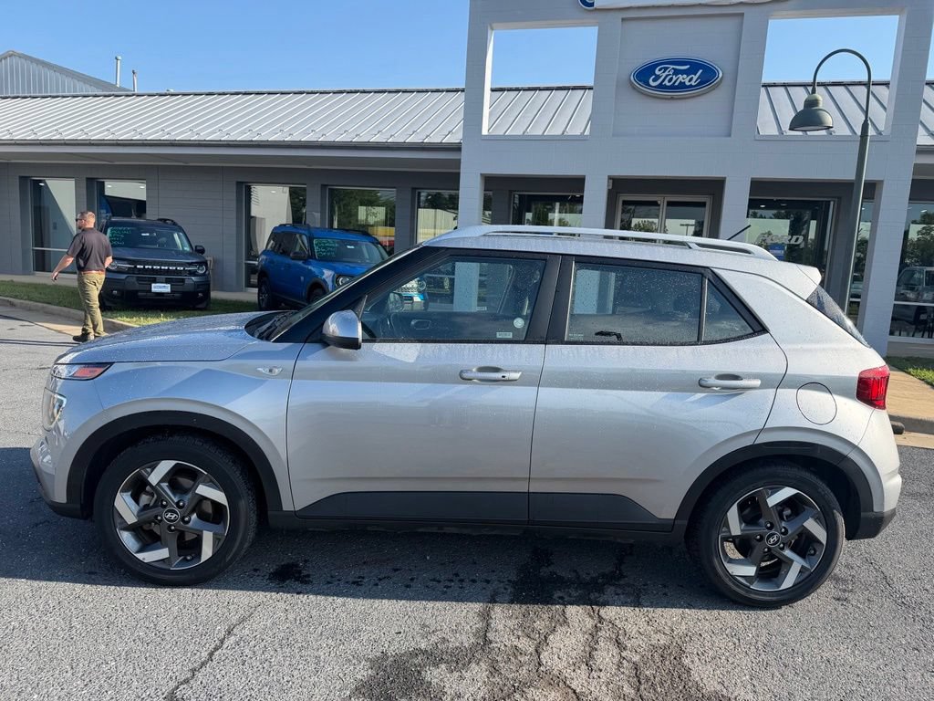 Used 2025 Hyundai Venue SEL FWD image 2