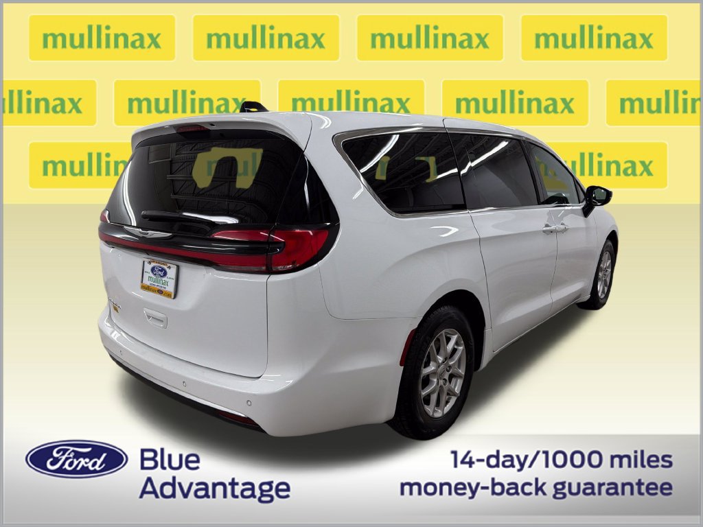 Used 2025 Chrysler Pacifica Select FWD image 3