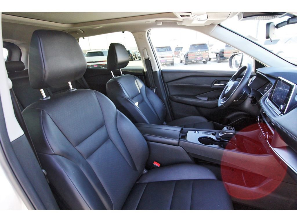 Used 2024 Nissan Rogue SV w/ SV Premium Package image 28