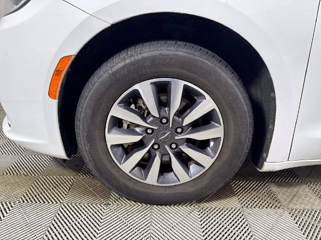 Used 2021 Chrysler Pacifica Touring-L FWD image 13