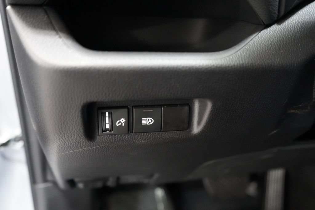 Used 2025 Toyota RAV4 XLE AWD/4WD image 31