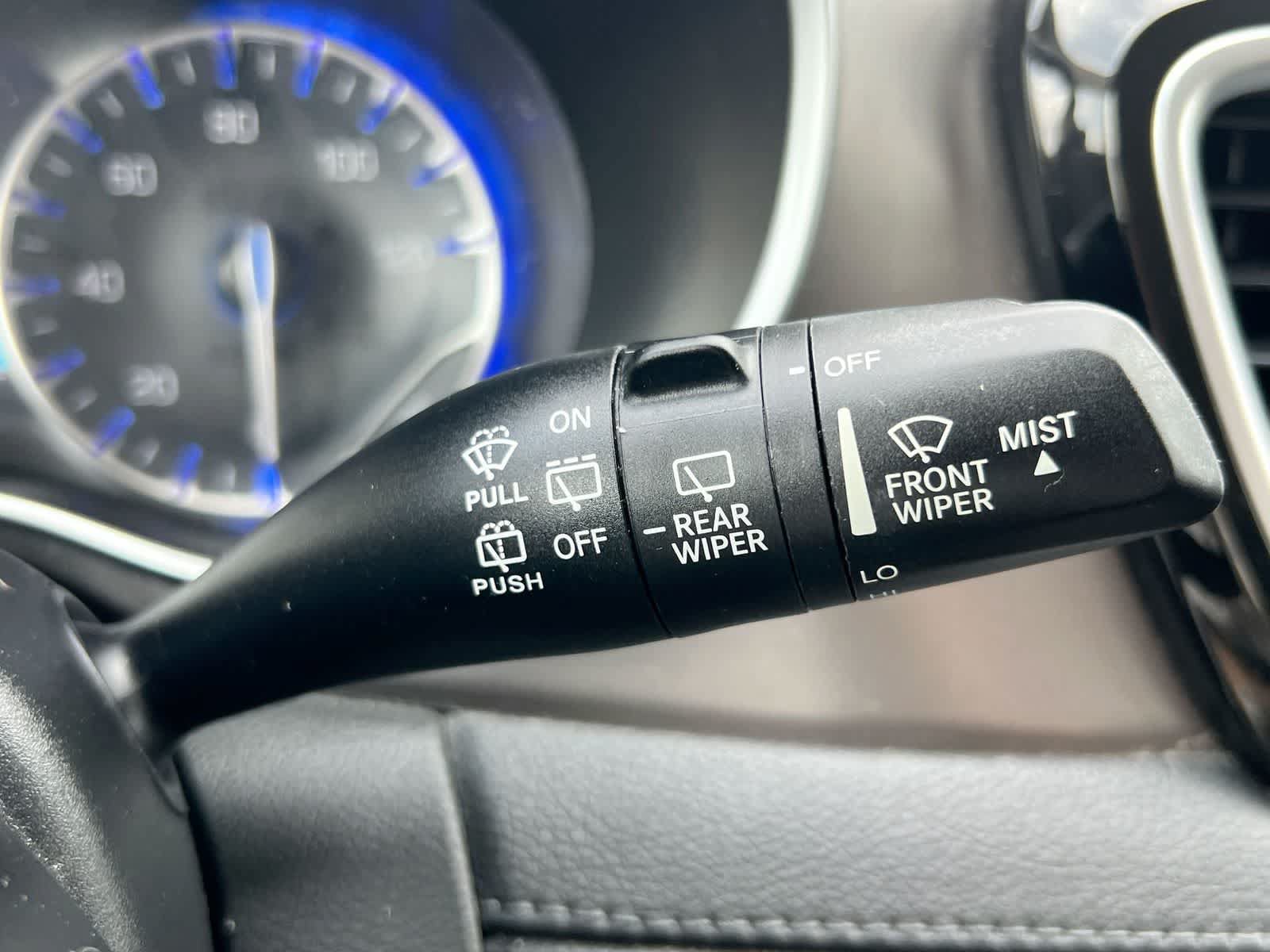 Used 2019 Chrysler Pacifica Limited w/ Tire & Wheel Group FWD image 25