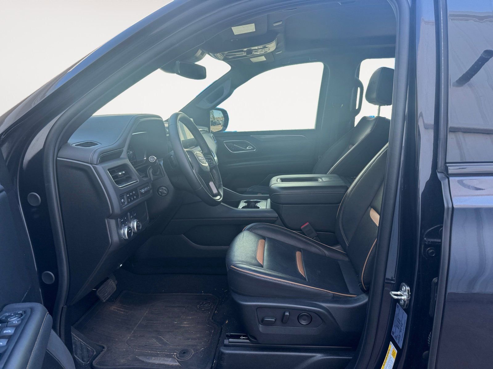 Used 2024 GMC Yukon AT4 w/ Technology Package AWD/4WD image 9