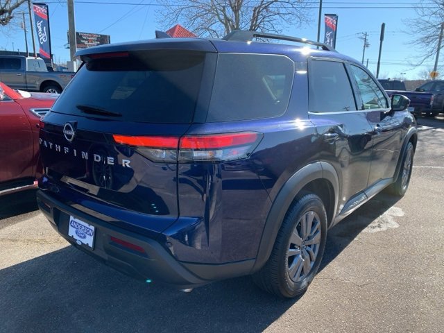 Used 2025 Nissan Pathfinder SV image 3