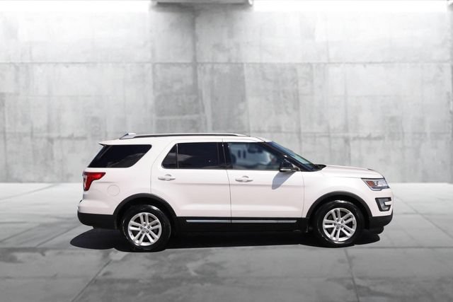Certified 2017 Ford Explorer XLT FWD image 5