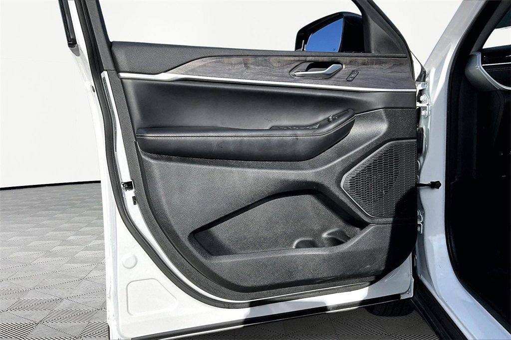 Used 2023 Jeep Grand Cherokee Limited image 23