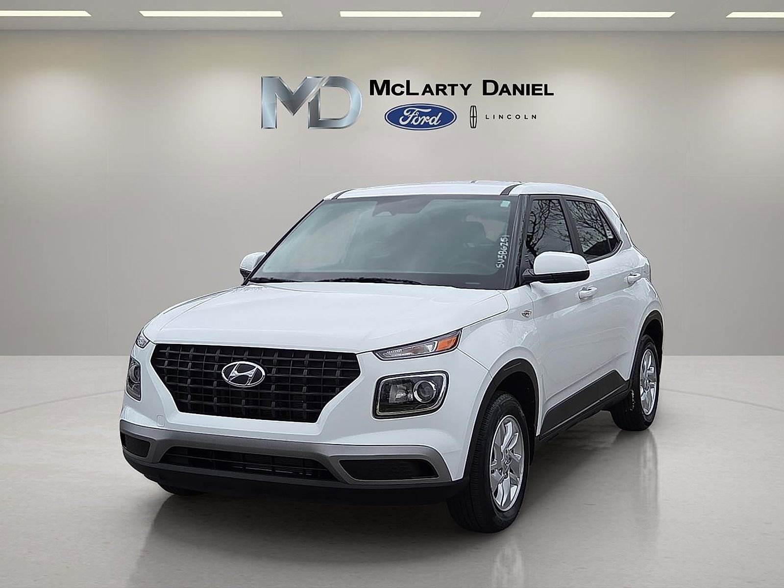 Used 2025 Hyundai Venue SE image 2