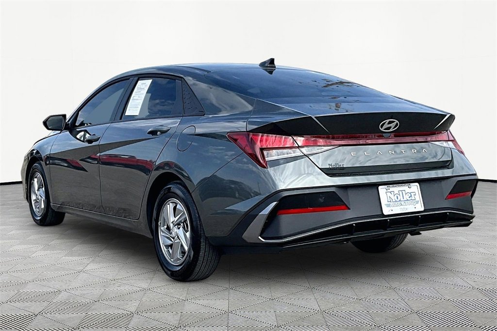 Used 2025 Hyundai Elantra SE w/ Cargo Package image 13