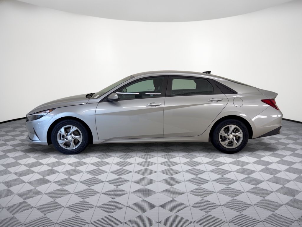 Used 2021 Hyundai Elantra SE FWD image 2