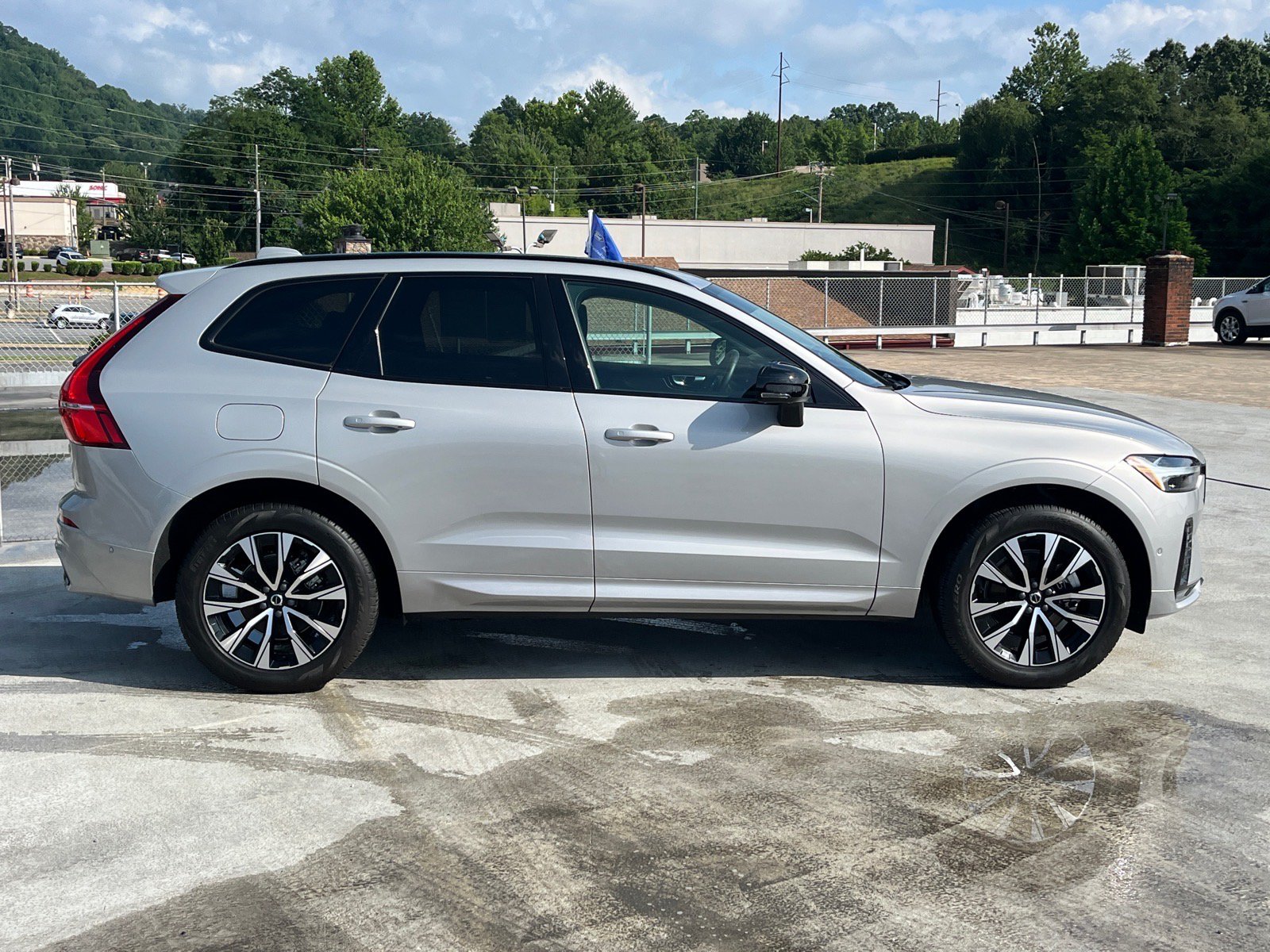 Used 2024 Volvo XC60 B5 Plus AWD/4WD image 2