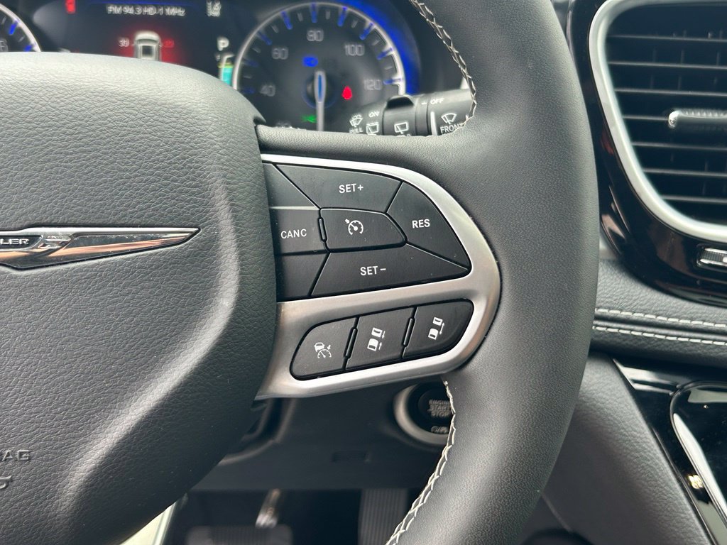 Used 2026 Chrysler Pacifica Limited FWD image 40