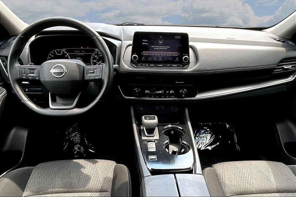Used 2025 Nissan Rogue SV FWD image 9