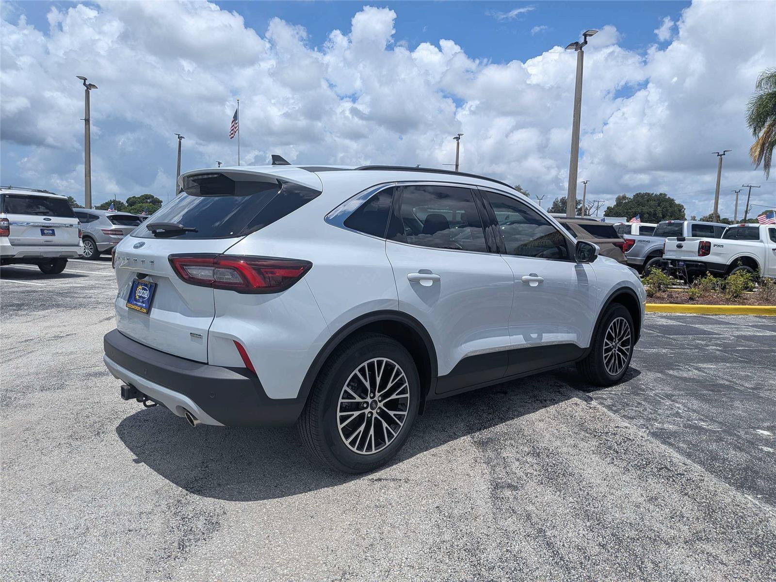 Certified 2025 Ford Escape SE w/ PHEV Premium Package FWD image 3