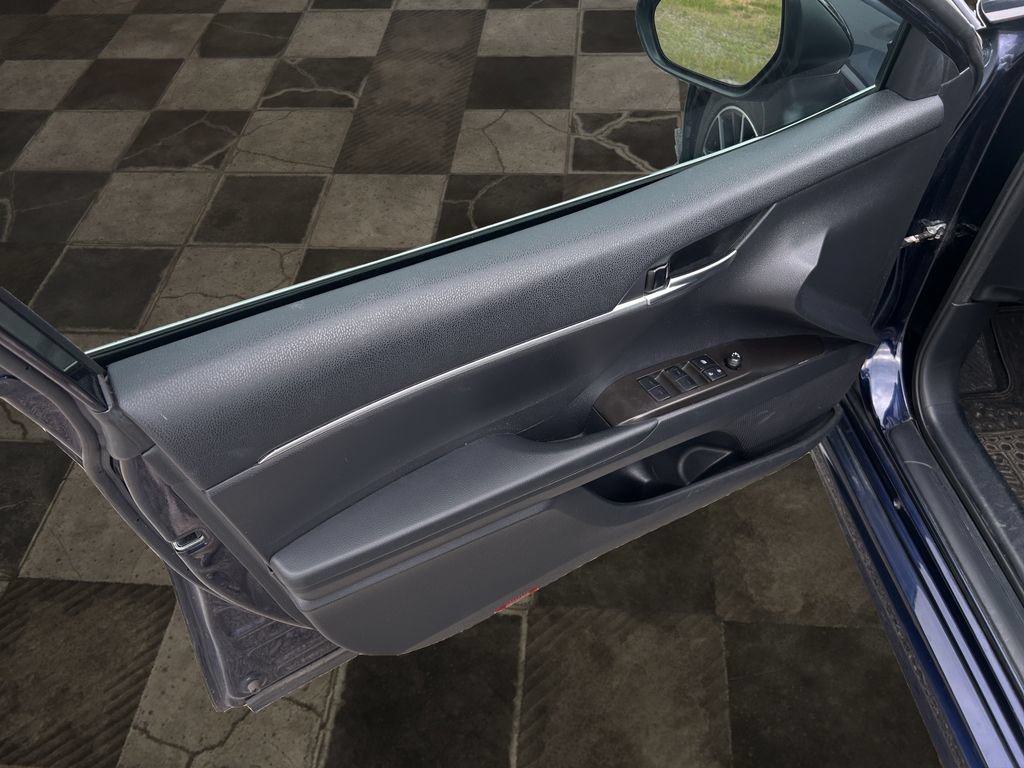 Used 2022 Toyota Camry SE FWD image 18