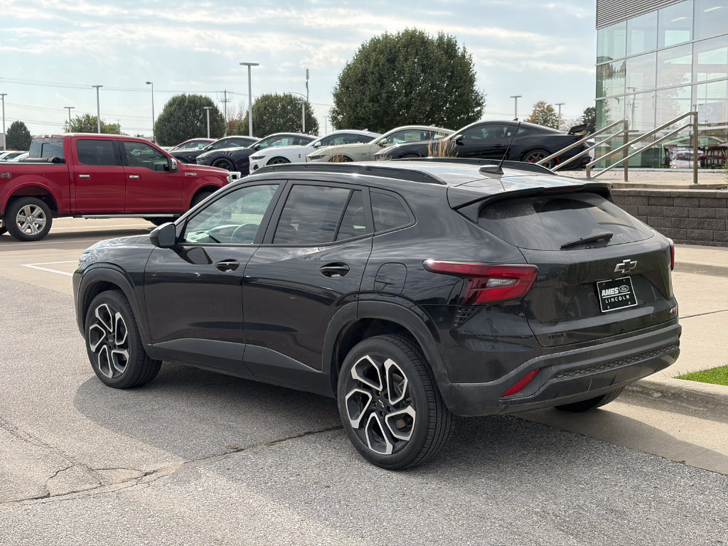 Used 2024 Chevrolet Trax RS w/ Sunroof Package FWD image 4