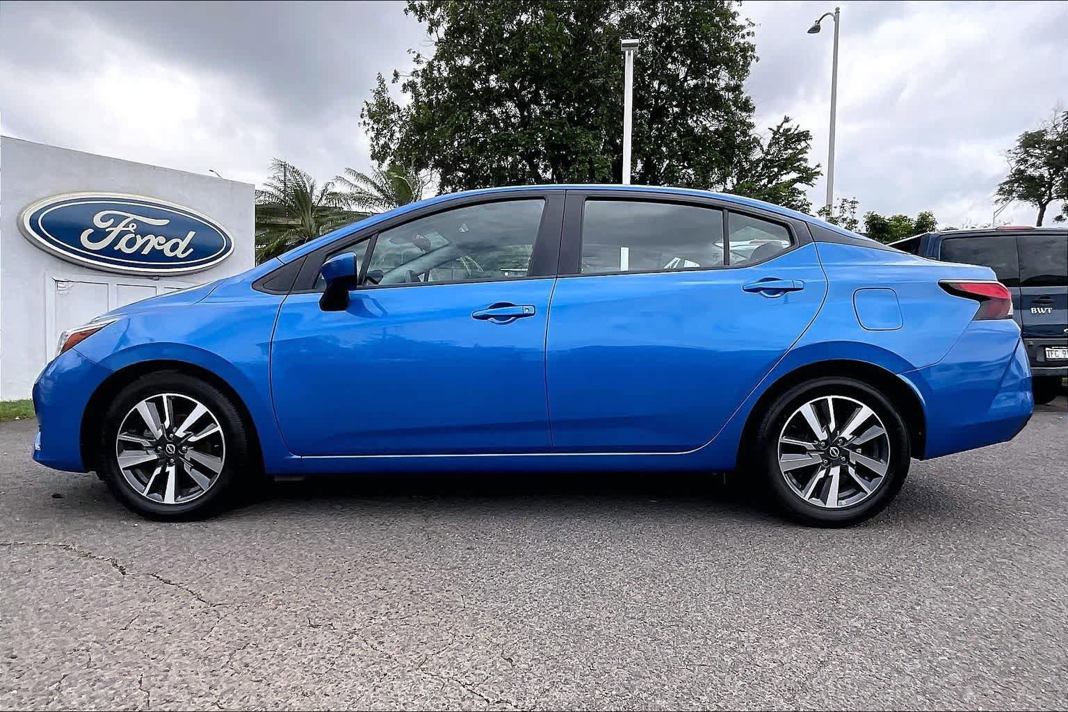 Used 2023 Nissan Versa SV FWD image 3
