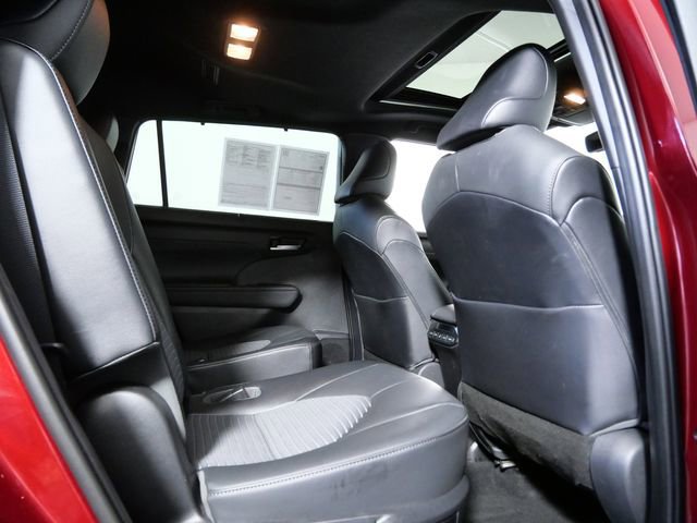 Used 2021 Toyota Highlander XSE AWD/4WD image 13