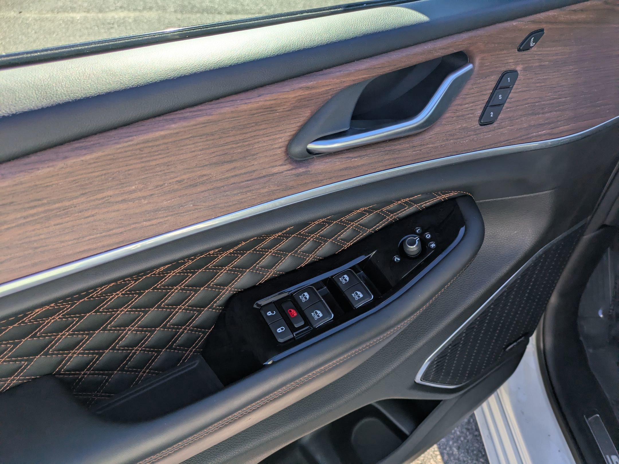 Used 2023 Jeep Grand Cherokee L Summit w/ Luxury Tech Group V image 13