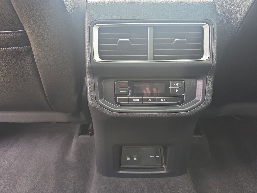 Used 2025 Volkswagen Atlas SE AWD/4WD image 39