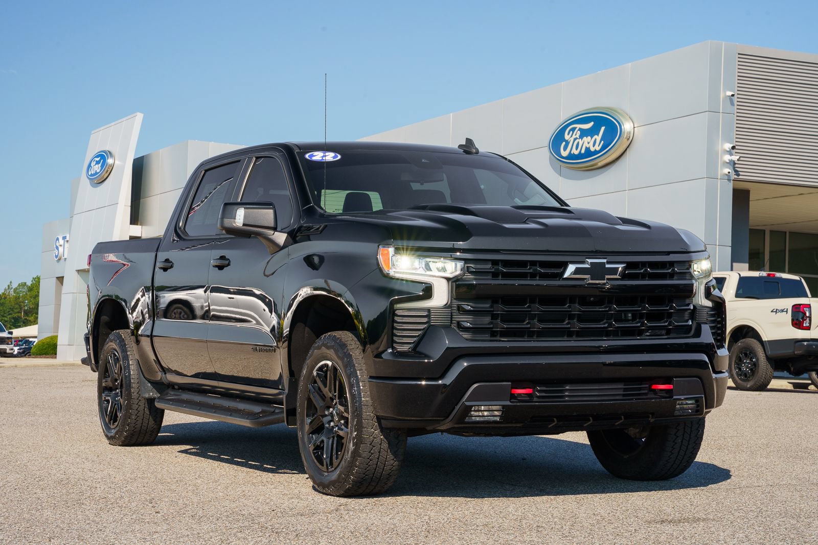 Used 2022 Chevrolet Silverado 1500 LT Trail Boss w/ LT Trail Boss Premium Package AWD/4WD image 1