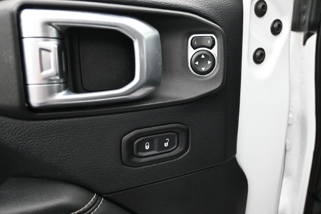 Used 2018 Jeep Wrangler Unlimited Sahara AWD/4WD image 14