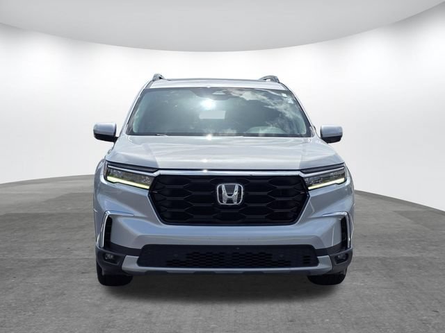 Used 2025 Honda Pilot Touring image 2