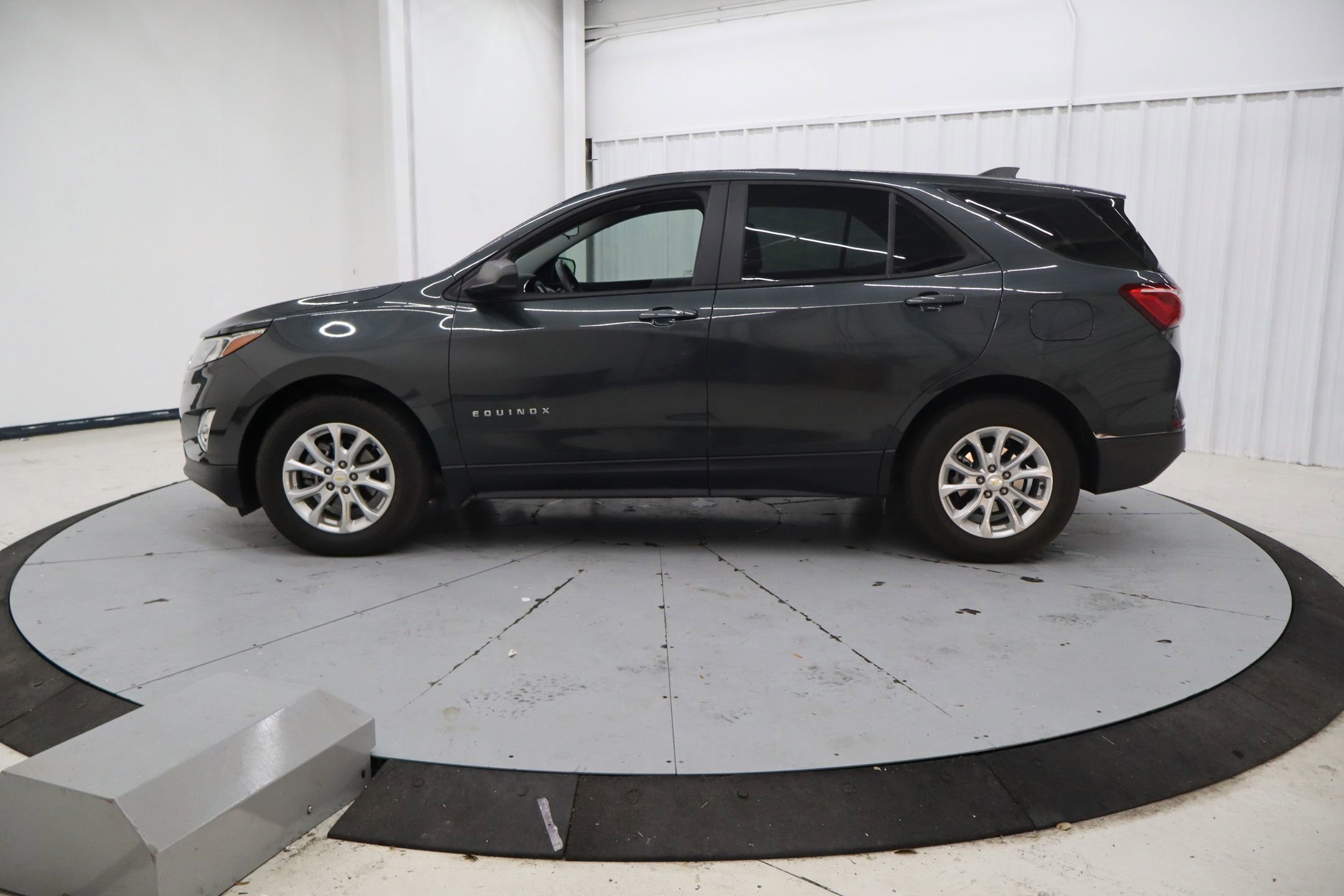 Used 2020 Chevrolet Equinox LS image 2