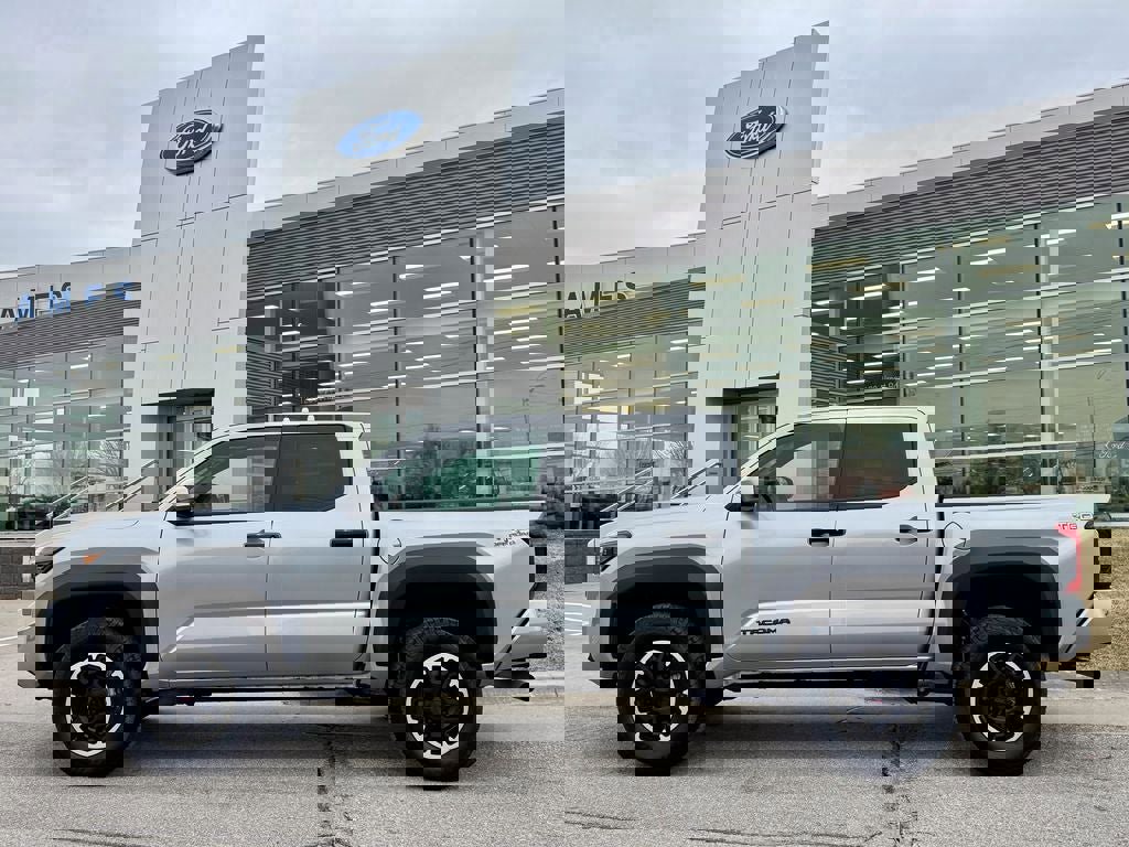 Used 2024 Toyota Tacoma TRD Off-Road AWD/4WD image 5