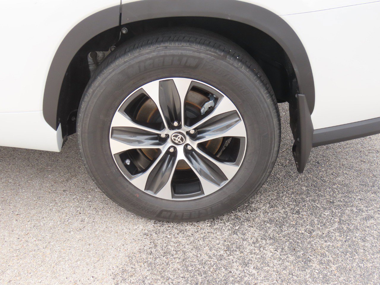 Used 2024 Toyota Highlander XLE FWD image 16