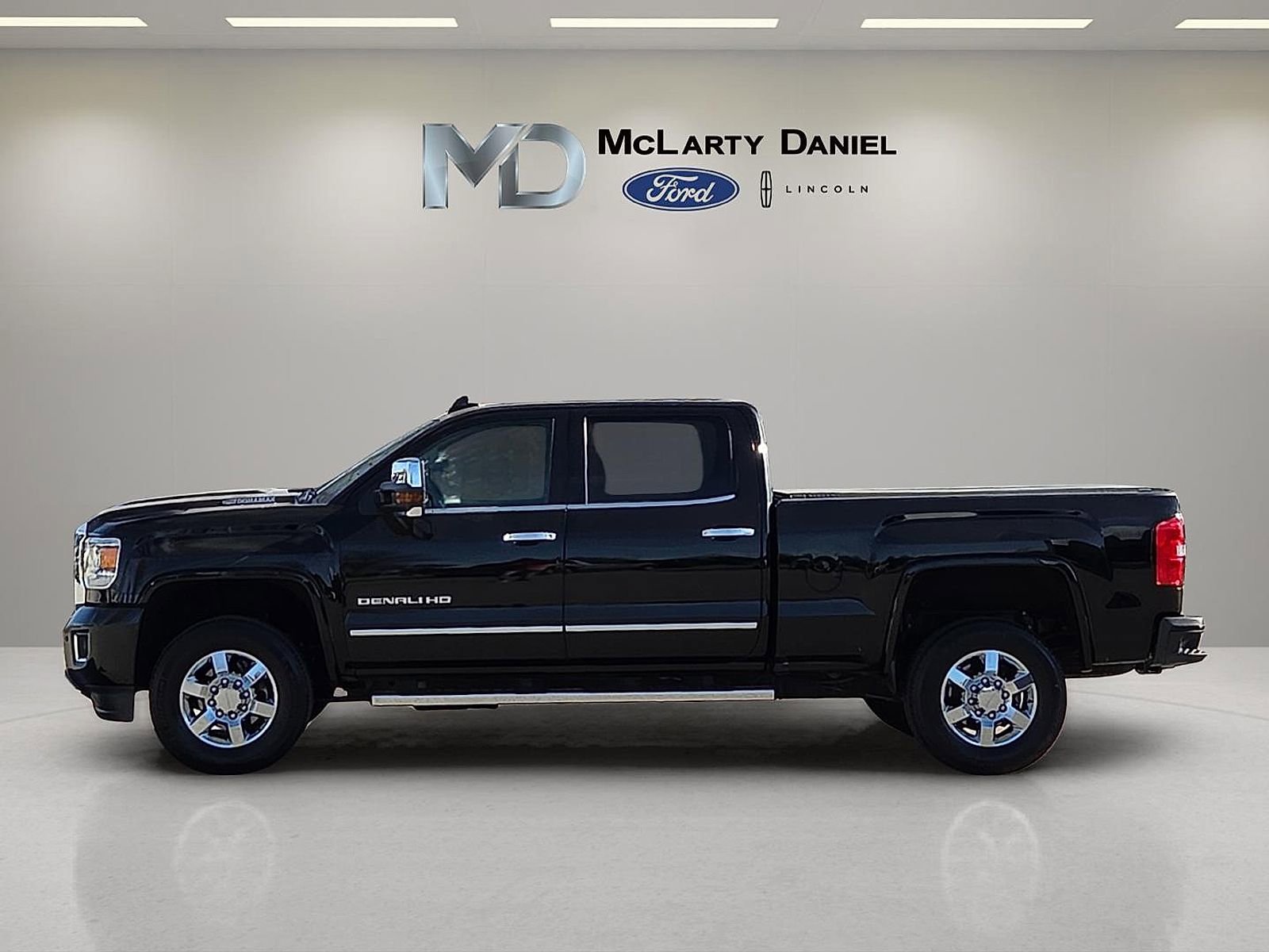 Used 2017 GMC Sierra 3500 Denali w/ Duramax Plus Package AWD/4WD image 3